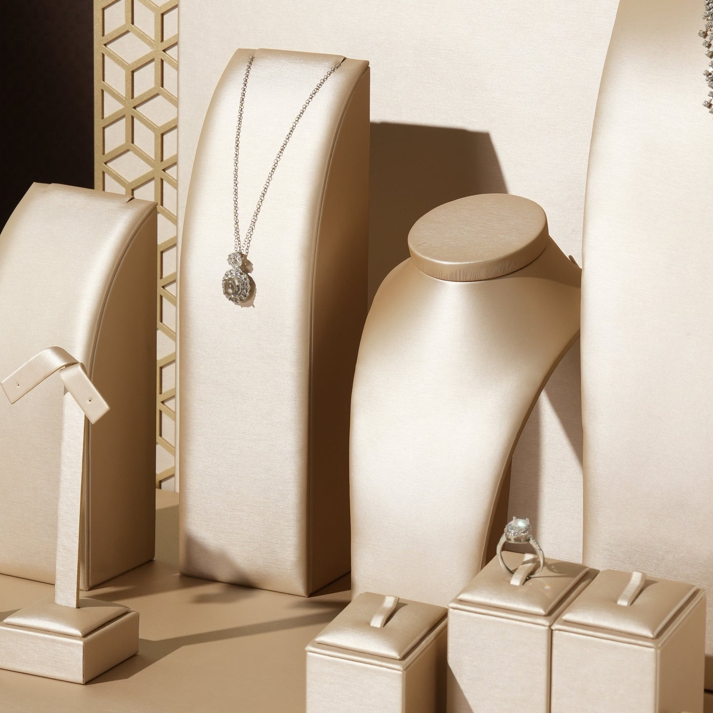 Opulent Champagne PU Window Jewelry Display Prop Set | Luxury Honeycomb Geometric Screen Countertop Necklace Bust Ensemble