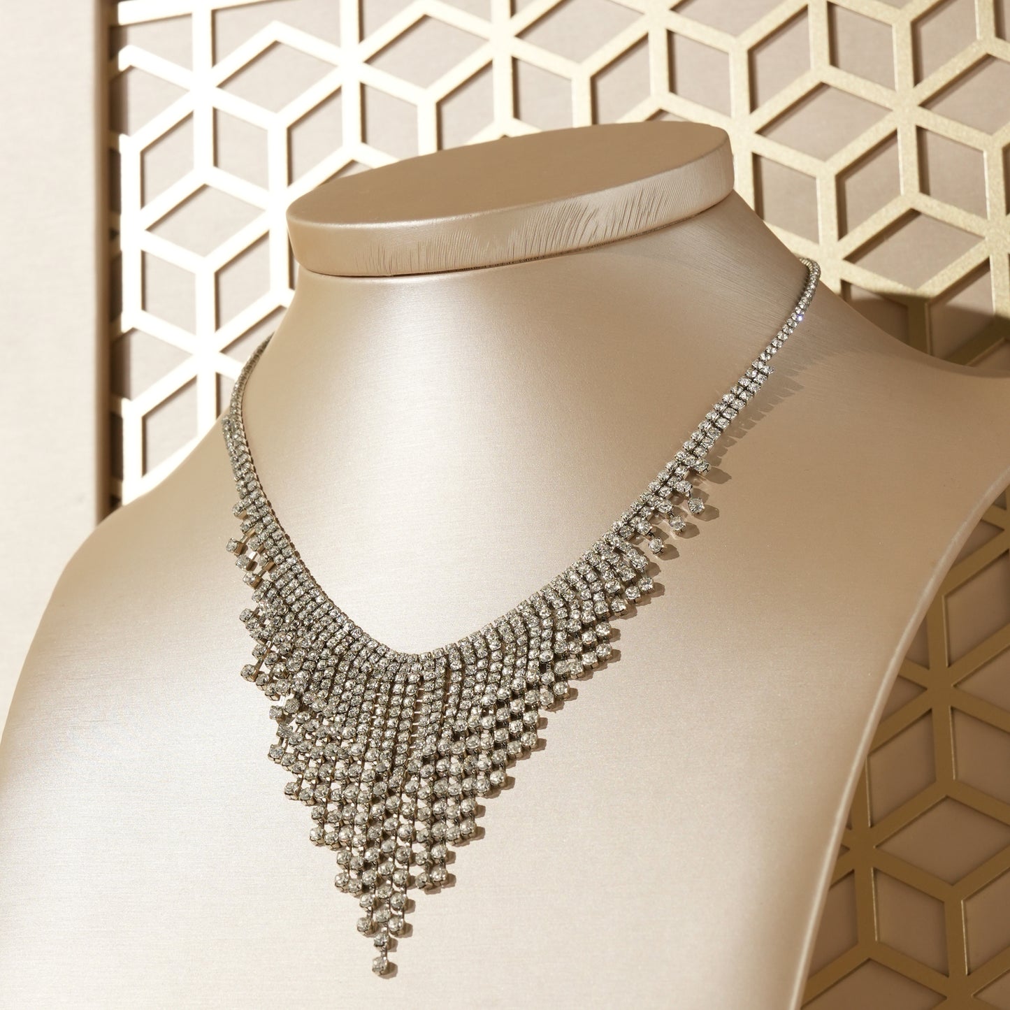 Opulent Champagne PU Window Jewelry Display Prop Set | Luxury Honeycomb Geometric Screen Countertop Necklace Bust Ensemble